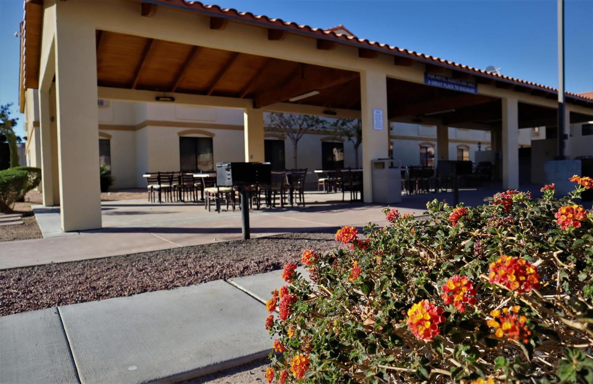 Oasis Inn And Suites 29 Palms Hotel Joshua Tree National Park Twentynine Palms Exterior photo
